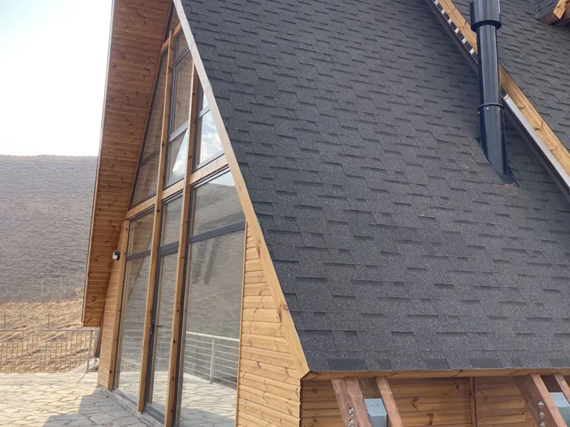 شینگل برای سقف کلبه چوبی